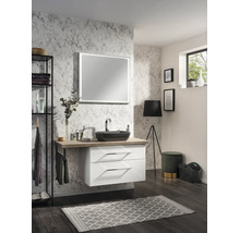 Modernes Badezimmer mit wandhängendem Waschtisch-Unterschrank, Holz-Arbeitsplatte, dunklem Aufsatzbecken und großem beleuchtetem Spiegel vor Marmor-Tapete.