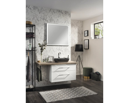 Modernes Badezimmer mit wandhängendem Waschtisch-Unterschrank, Holz-Arbeitsplatte, dunklem Aufsatzbecken und großem beleuchtetem Spiegel vor Marmor-Tapete.