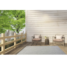 Terrasse moderne en bois avec deux fauteuils, une table d'appoint, un tapis d'extérieur gris clair, une balustrade en bois et un arbre vert.