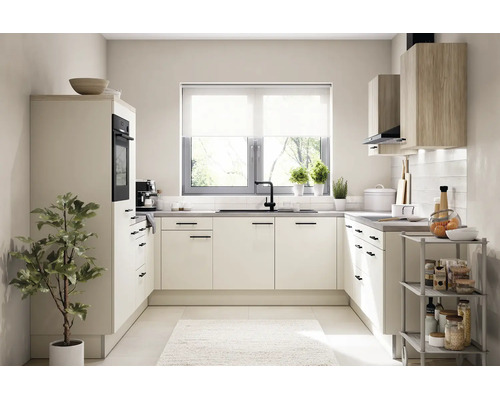 Cuisine moderne en U lumineuse avec façades claires, poignées noires, meubles hauts en bois, fenêtre et chariot de cuisine.
