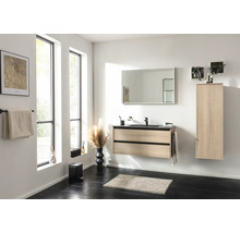 Salle de bain moderne avec meuble sous-lavabo clair aspect bois, vasque noire, armoire haute assortie et grand miroir rectangulaire.