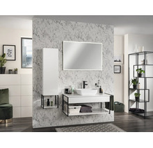 Salle de bain moderne avec sous-vasque, vasque à poser, miroir LED et armoire haute avec cadres métalliques noirs sur mur effet marbre.