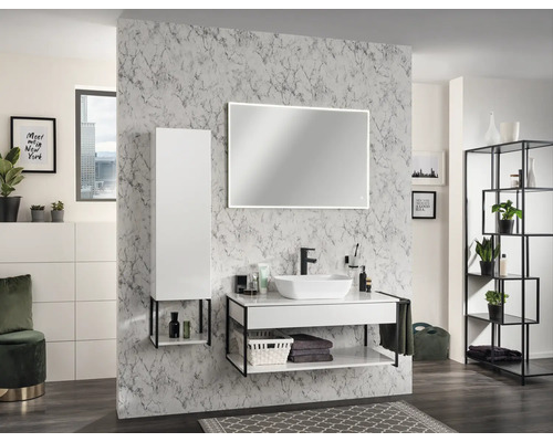 Salle de bain moderne avec sous-vasque, vasque à poser, miroir LED et armoire haute avec cadres métalliques noirs sur mur effet marbre.