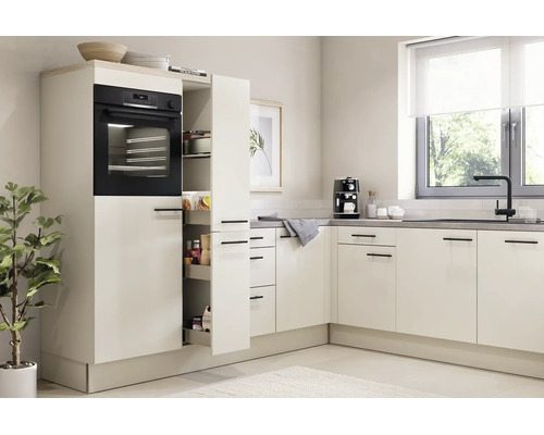 Cuisine moderne en L, façades claires, four encastré, armoire coulissante et évier avec robinet noir. Ambiance lumineuse, rangée et organisée.