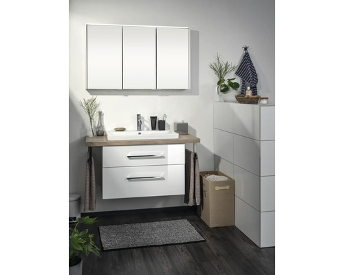 Ensemble de salle de bain moderne comprenant meuble sous-vasque blanc à deux tiroirs, plateau en bois, vasque en céramique et armoire à trois portes.