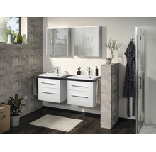 Salle de bains moderne avec meuble double vasque, deux armoires de toilette et carrelage aspect pierre sur sol aspect bois.