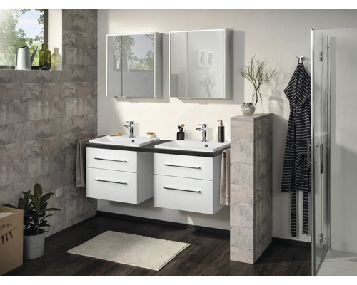 Salle de bains moderne avec meuble double vasque, deux armoires de toilette et carrelage aspect pierre sur sol aspect bois.