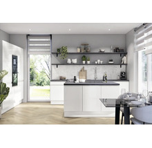 Cuisine moderne blanche avec îlot, étagères grises ouvertes, crédence en marbre et sol clair en chevrons.