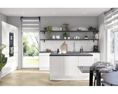 Cuisine moderne blanche avec îlot, étagères grises ouvertes, crédence en marbre et sol clair en chevrons.