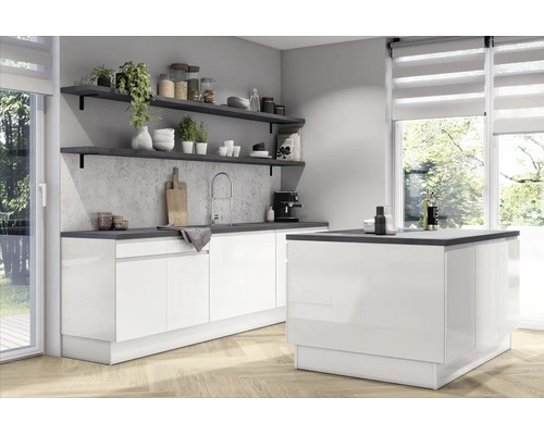 Cuisine moderne et lumineuse, façades blanches brillantes, îlot, plan de travail foncé, étagères ouvertes et parquet en chevrons.
