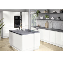 Cuisine moderne avec des façades blanc brillant, un îlot central avec un plan de travail gris foncé et des appareils électroménagers encastrés.