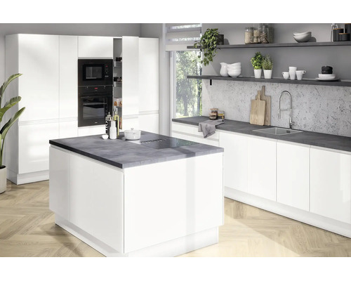 Cuisine moderne avec des façades blanc brillant, un îlot central avec un plan de travail gris foncé et des appareils électroménagers encastrés.