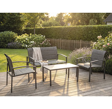 Salon de jardin moderne en métal et textile sur une terrasse en bois, comprenant une banquette, deux fauteuils et une table basse.