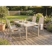 Gartenmöbel-Set mit einem rechteckigen Esstisch und vier Hochlehner-Stühlen auf einer Holzterrasse in einem hellen, gepflegten Garten.