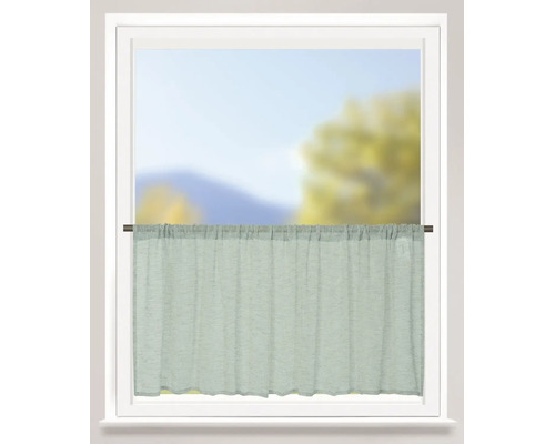 Rideau brise-bise en tissu vert texturé sur une tringle dans la moitié inférieure d'une fenêtre lumineuse.