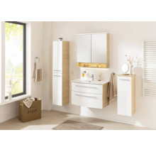 Salle de bain moderne avec meubles blancs aspect chêne, comprenant un meuble sous-lavabo, une armoire de toilette et deux armoires latérales.