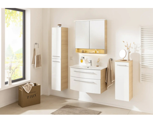 Salle de bain moderne avec meubles blancs aspect chêne, comprenant un meuble sous-lavabo, une armoire de toilette et deux armoires latérales.