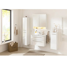 Salle de bains moderne et lumineuse avec meubles blancs : meuble sous vasque, armoire de toilette éclairée, colonne et meuble latéral.