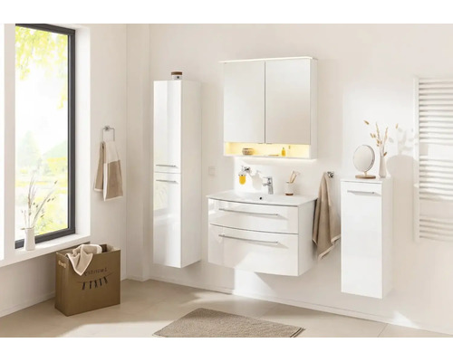 Salle de bains moderne et lumineuse avec meubles blancs : meuble sous vasque, armoire de toilette éclairée, colonne et meuble latéral.