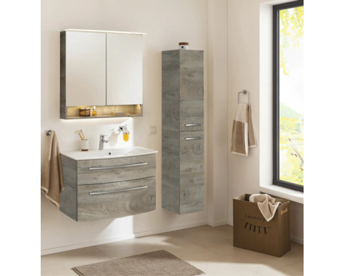 Ensemble de meubles de salle de bain moderne en aspect bois gris avec meuble sous-lavabo, armoire de toilette et armoire haute.