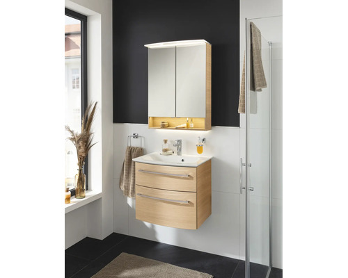Badmöbel-Set in Eiche-Optik mit beleuchtetem Spiegelschrank, Waschtischunterschrank mit zwei Schubladen und weißem Keramikbecken.