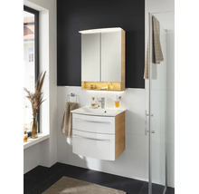 Ensemble de salle de bains avec un meuble sous-lavabo blanc et bois et une armoire de toilette assortie avec éclairage intégré.