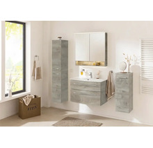 Ensemble de salle de bain moderne aspect chêne gris avec meuble sous-vasque, armoire de toilette et armoires latérales dans une pièce lumineuse.