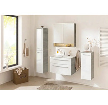 Salle de bains lumineuse avec meubles blanc brillant et gris aspect bois, comprenant meuble sous-lavabo, armoire de toilette et armoire haute.