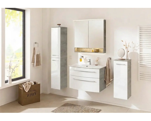 Salle de bains lumineuse avec meubles blanc brillant et gris aspect bois, comprenant meuble sous-lavabo, armoire de toilette et armoire haute.