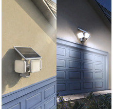 Solar-LED-Aussenstrahler mit Bewegungsmelder und zwei verstellbaren Köpfen, montiert an einer Hauswand über einem Garagentor.