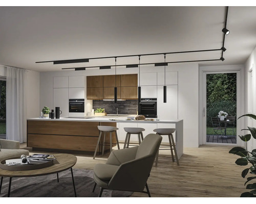 Moderne offene Küche mit Kochinsel und Schienensystem an der Decke. Helle, organisierte Atmosphäre mit Holz- und Metallelementen.