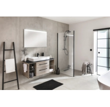 Salle de bains moderne avec meuble aspect bois, vasque à poser, miroir éclairé, douche à l'italienne et mur aspect béton.