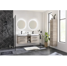 Salle de bain moderne et lumineuse avec meuble double vasque en bois, robinetterie noire, miroirs ronds lumineux et douche à carrelage sombre.