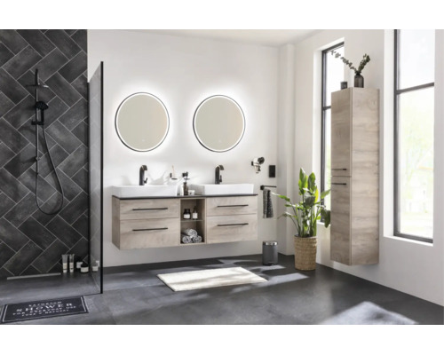 Salle de bain moderne et lumineuse avec meuble double vasque en bois, robinetterie noire, miroirs ronds lumineux et douche à carrelage sombre.