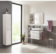 Modernes Badezimmermöbel-Set in Weiss mit Waschbeckenunterschrank, Spiegelschrank und Hochschrank in einem hellen Badezimmer.
