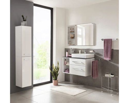 Modernes Badezimmermöbel-Set in Weiss mit Waschbeckenunterschrank, Spiegelschrank und Hochschrank in einem hellen Badezimmer.