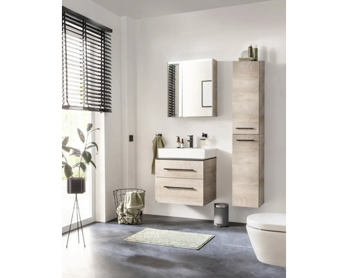 Salle de bains lumineuse avec ensemble de meubles aspect bois comprenant meuble sous-vasque, vasque, armoire de toilette et colonne.