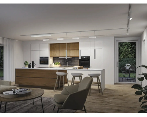 Moderne offene Küche mit Insel, Holzschränken, Schienensystem an der Decke und Pendelleuchten über der Theke. Heller, geräumiger Innenraum.
