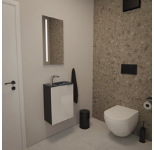 Moderne Gäste-Toilette mit Wand-Toilette, kompaktem Waschtisch und beleuchtetem Spiegel. Akzentwand in Terrazzo-Optik und schwarze Badaccessoires.