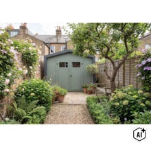 Un abri de jardin en bois vert avec double porte dans un jardin verdoyant avec allée pavée, clôture, arbre et banc en bois. (Image AI modified or generated)
