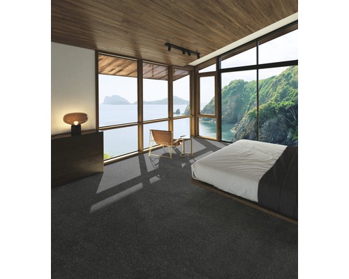 Chambre à coucher avec moquette, lit et vue sur la mer