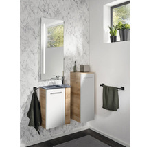 Modernes Badezimmermöbel-Set mit Waschtischunterschrank in Weiß und Holzoptik, passendem Hochschrank und beleuchtetem Spiegel vor Marmorwand.