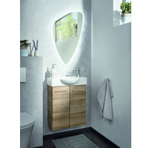 Ensemble salle de bains moderne avec meuble sous-lavabo aspect bois, lavabo en céramique et miroir asymétrique avec éclairage.