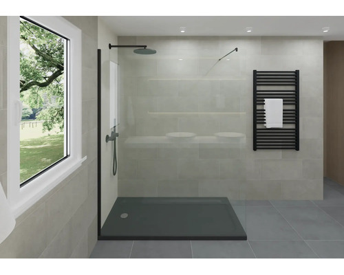 Modernes Badezimmer mit begehbarer Dusche, Glastrennwand, dunkler Duschwanne, schwarzem Handtuchheizkörper und großen Fliesen. Hell und geräumig.
