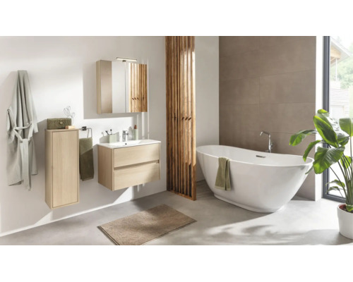 Helles Badezimmer mit Waschtischunterschrank in Holzoptik, passendem Spiegelschrank, Hochschrank, weißer Badewanne und Holzraumteiler.