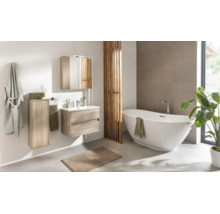 Modernes, helles Badezimmer mit freistehender weisser Badewanne, Waschtisch in Holzoptik, Waschbecken, Spiegelschrank und Hochschrank.