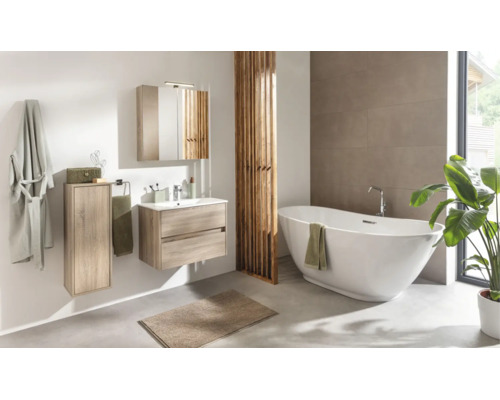 Modernes, helles Badezimmer mit freistehender weisser Badewanne, Waschtisch in Holzoptik, Waschbecken, Spiegelschrank und Hochschrank.