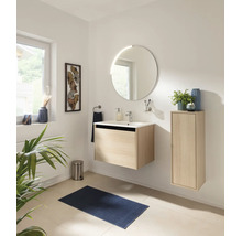 Salle de bain lumineuse avec meuble sous-lavabo suspendu et meuble latéral aspect chêne, lavabo blanc et miroir rond.