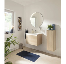 Salle de bain moderne et lumineuse avec meuble sous-lavabo en bois, lavabo en céramique, miroir rond éclairé et armoire haute assortie.