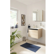 Salle de bains moderne et lumineuse avec meuble sous-vasque suspendu aspect bois, lavabo en céramique blanche et armoire de toilette éclairée.